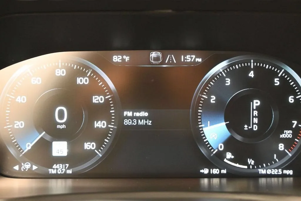 2022 Volvo XC90 Momentum photo 12