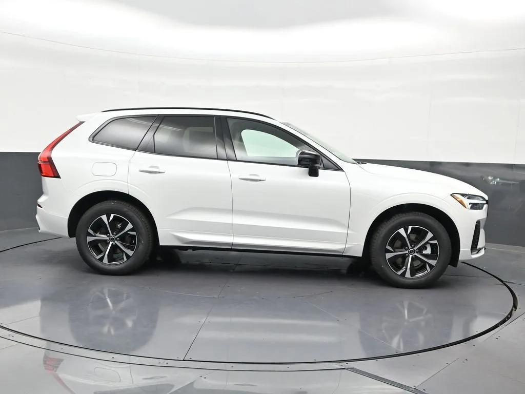 2026 Volvo XC60 B5 Core photo 7