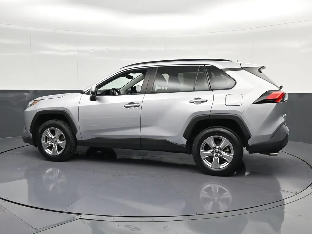2022 Toyota RAV4 XLE photo 8