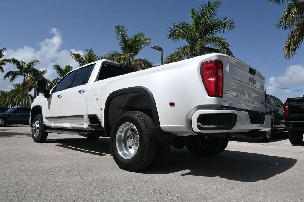 2025 Chevrolet Silverado 3500 HD High Country DRW photo 10