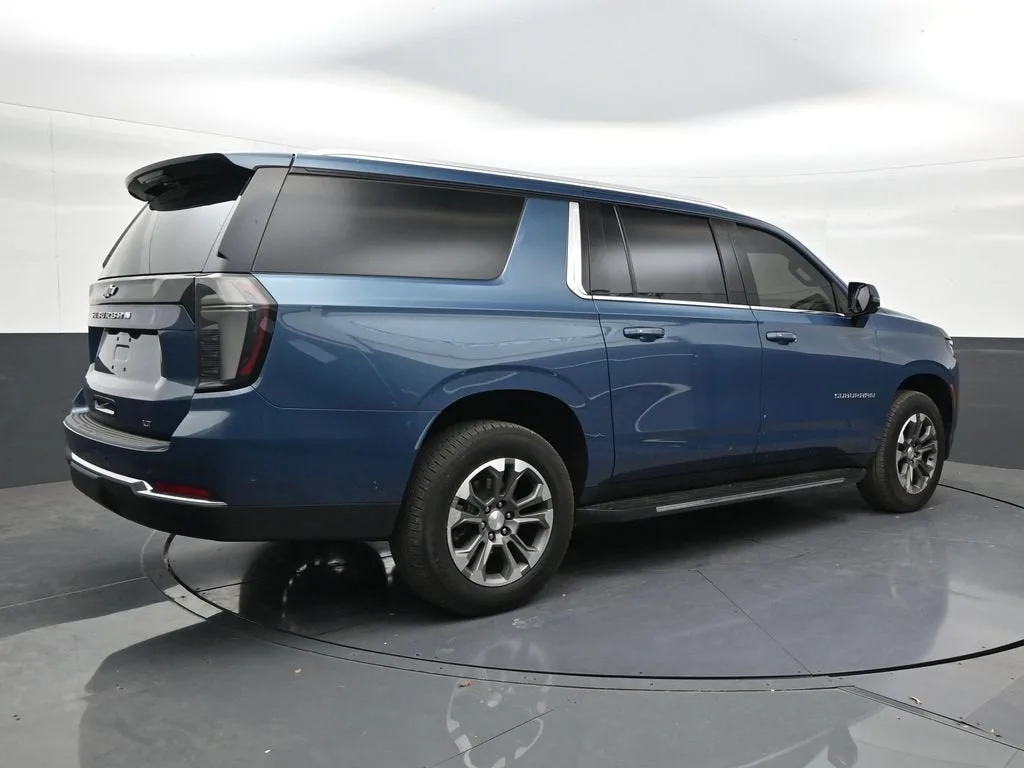 2025 Chevrolet Suburban LT photo 5