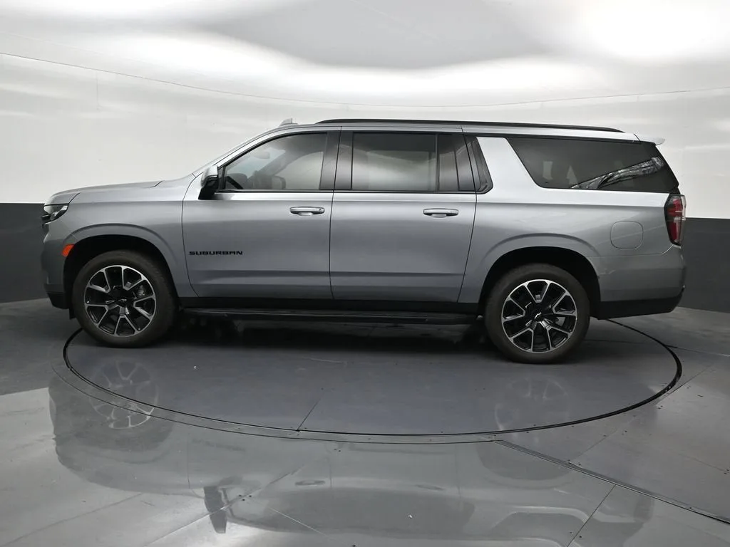 2024 Chevrolet Suburban RST photo 2