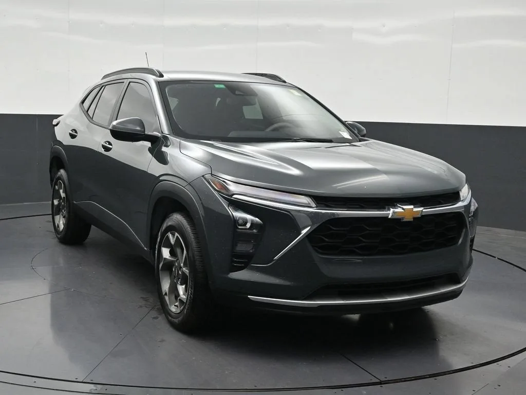 2025 Chevrolet Trax LT photo 8