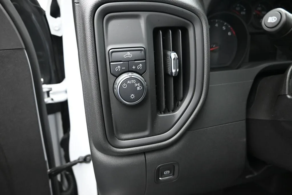 2024 Chevrolet Silverado 1500 Custom photo 12