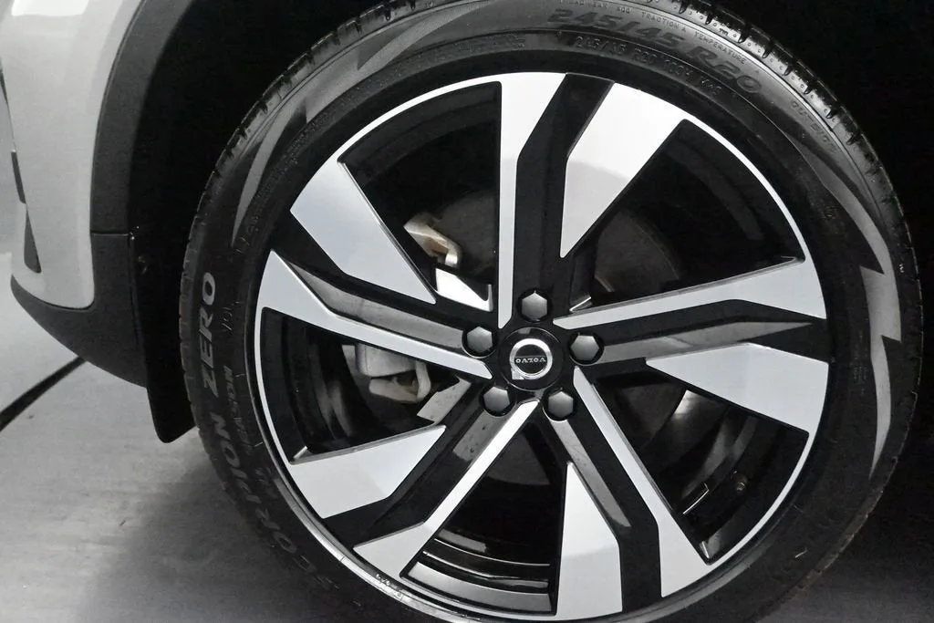 2023 Volvo XC40 B5 Plus Bright Theme photo 11