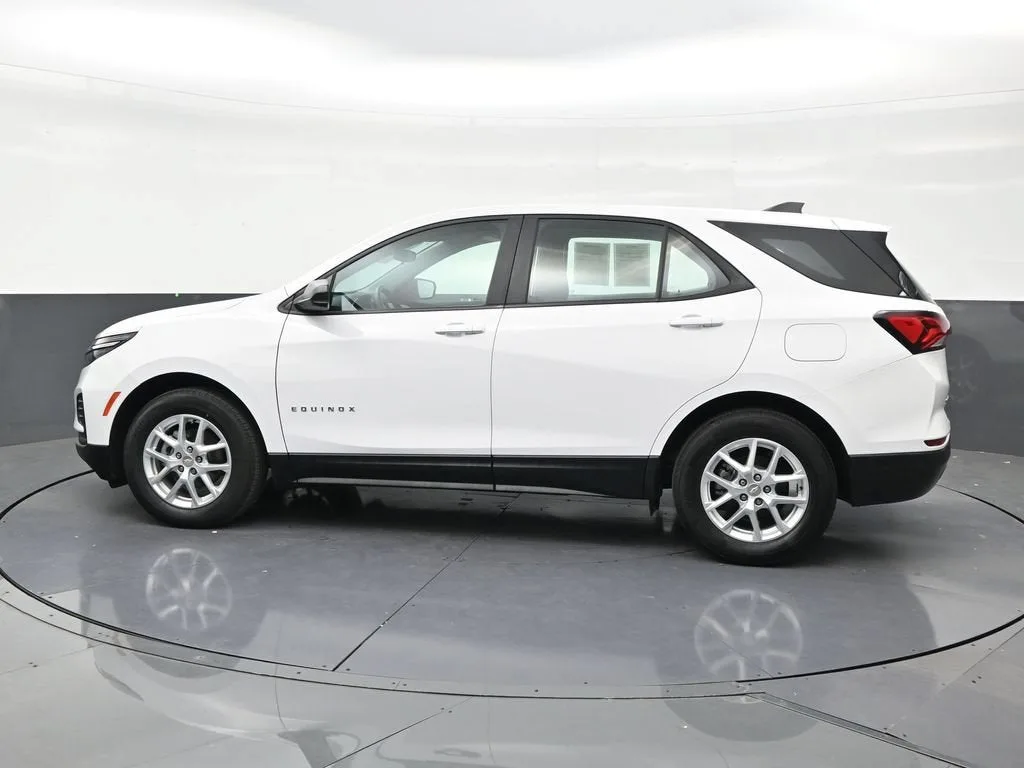 2024 Chevrolet Equinox LS photo 2
