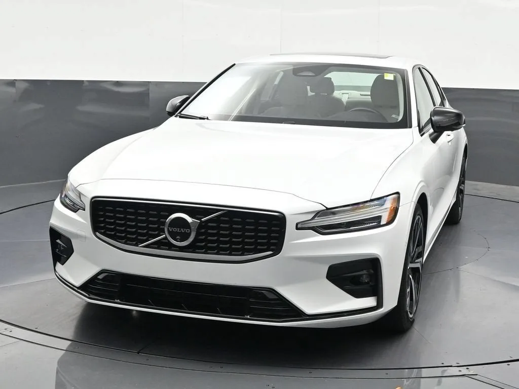 2024 Volvo S60 B5 Plus Dark Theme photo 9