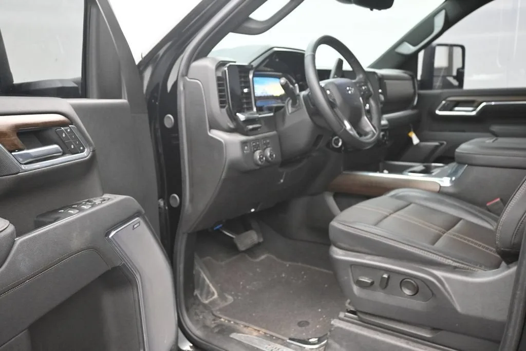 2025 Chevrolet Silverado 2500 HD High Country photo 11