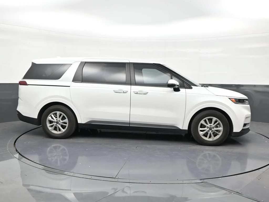 2024 Kia Carnival MPV LX photo 6