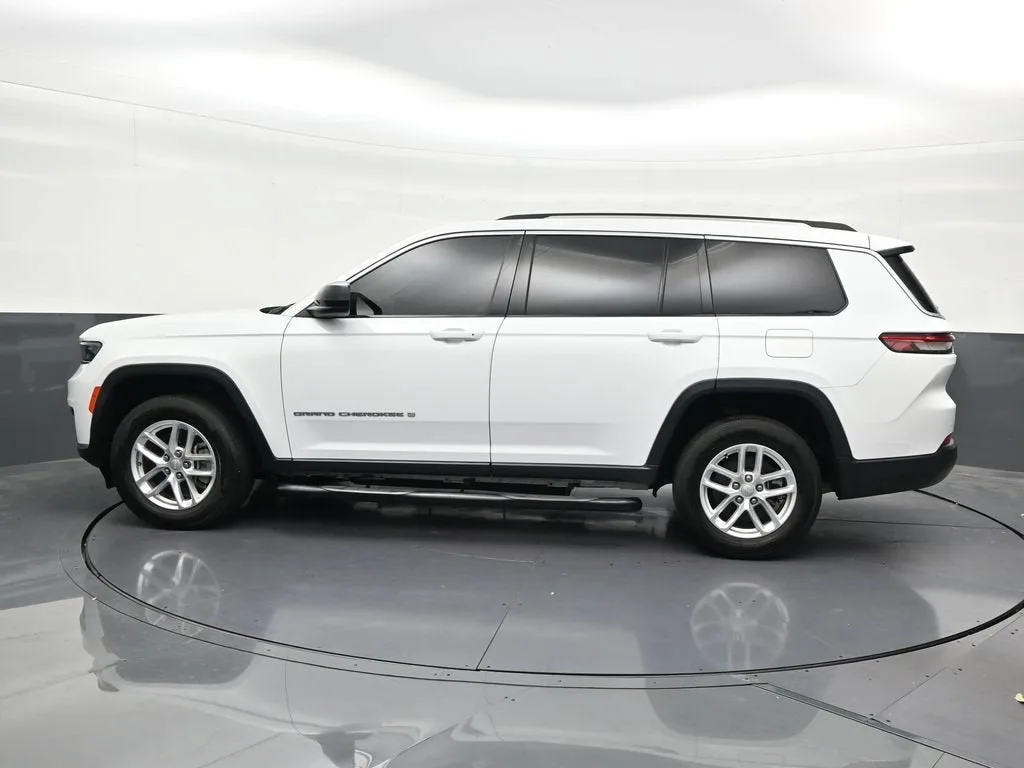 2022 Jeep Grand Cherokee L Laredo 4x2 photo 2