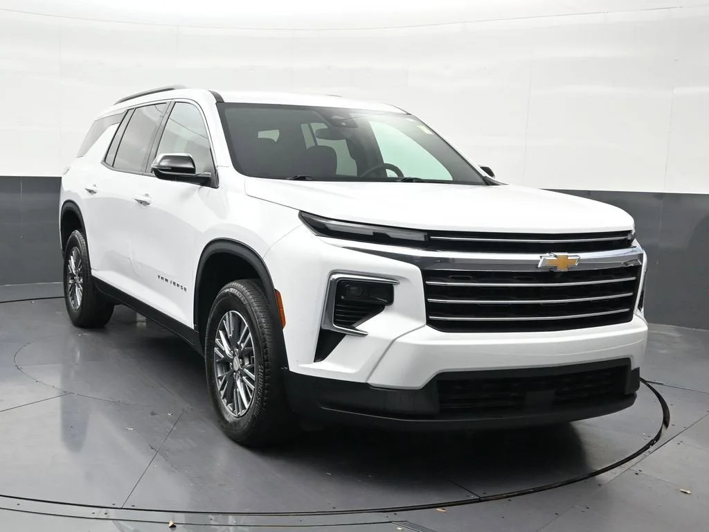 2025 Chevrolet Traverse LT photo 8