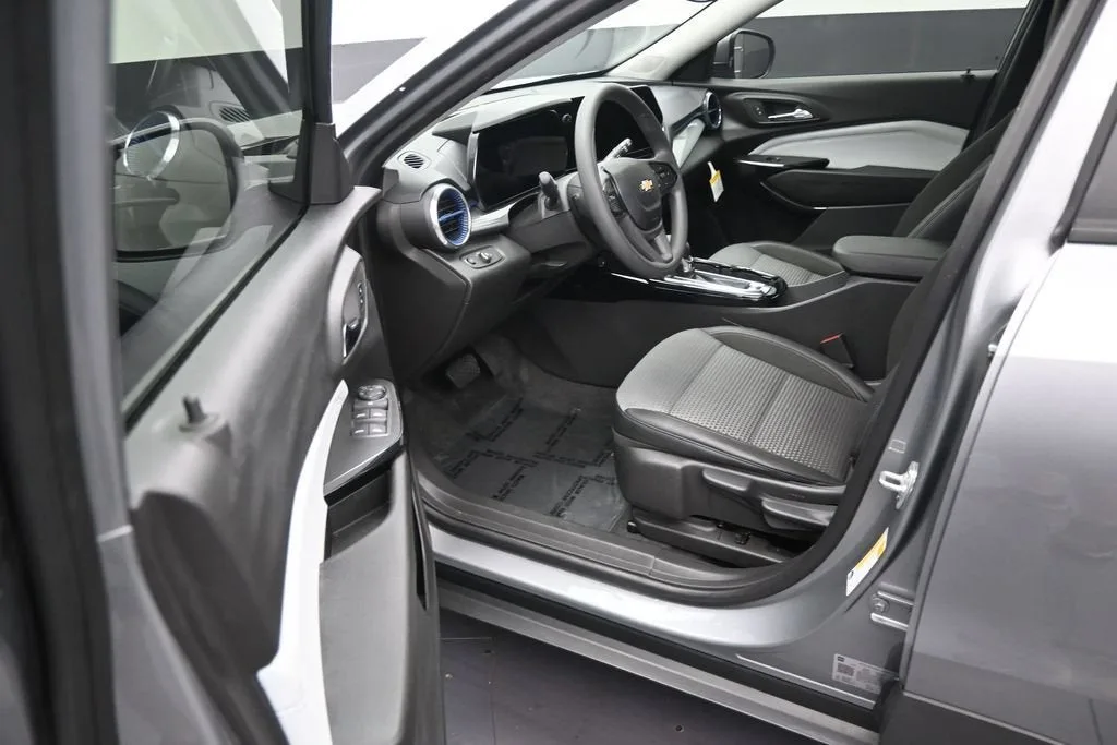 2025 Chevrolet Trax LT photo 10