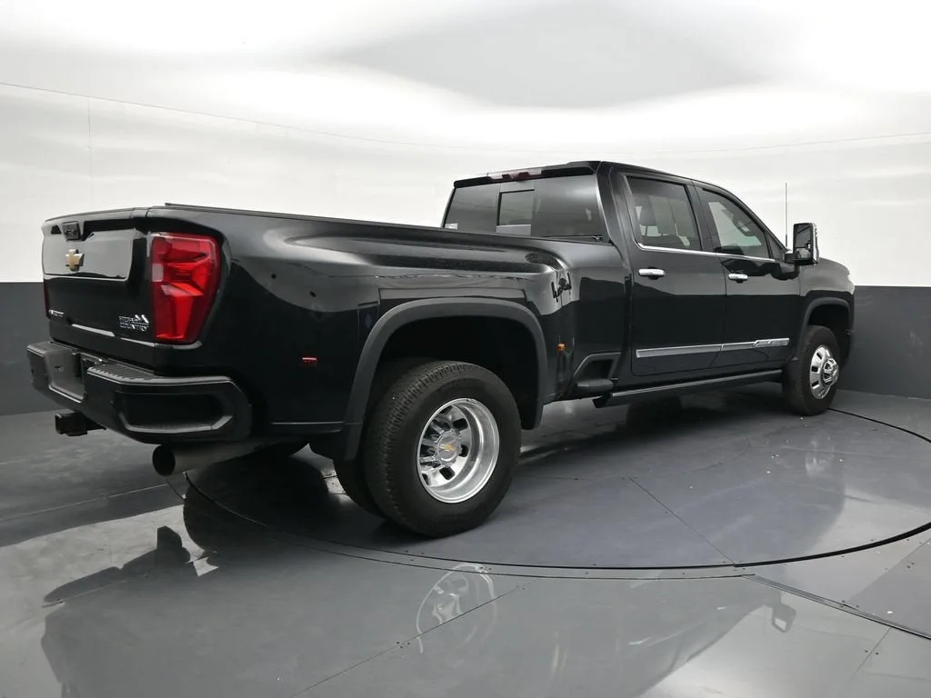 2025 Chevrolet Silverado 3500 HD High Country DRW photo 5