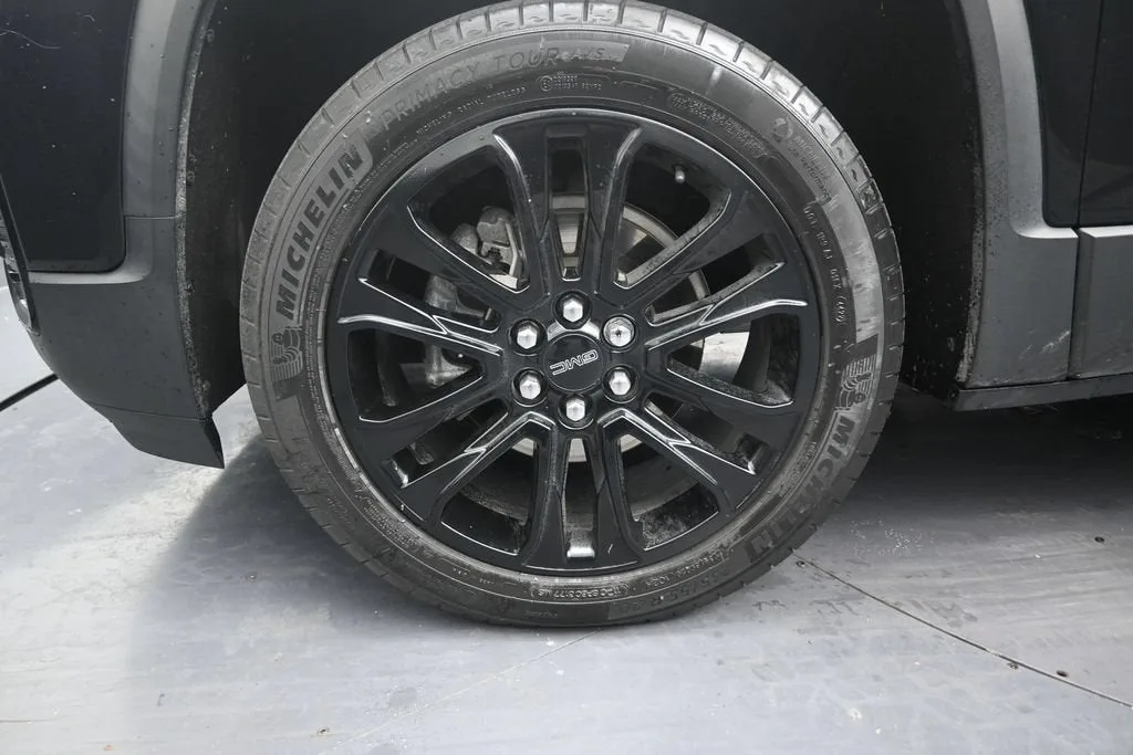 2023 GMC Acadia SLT photo 10