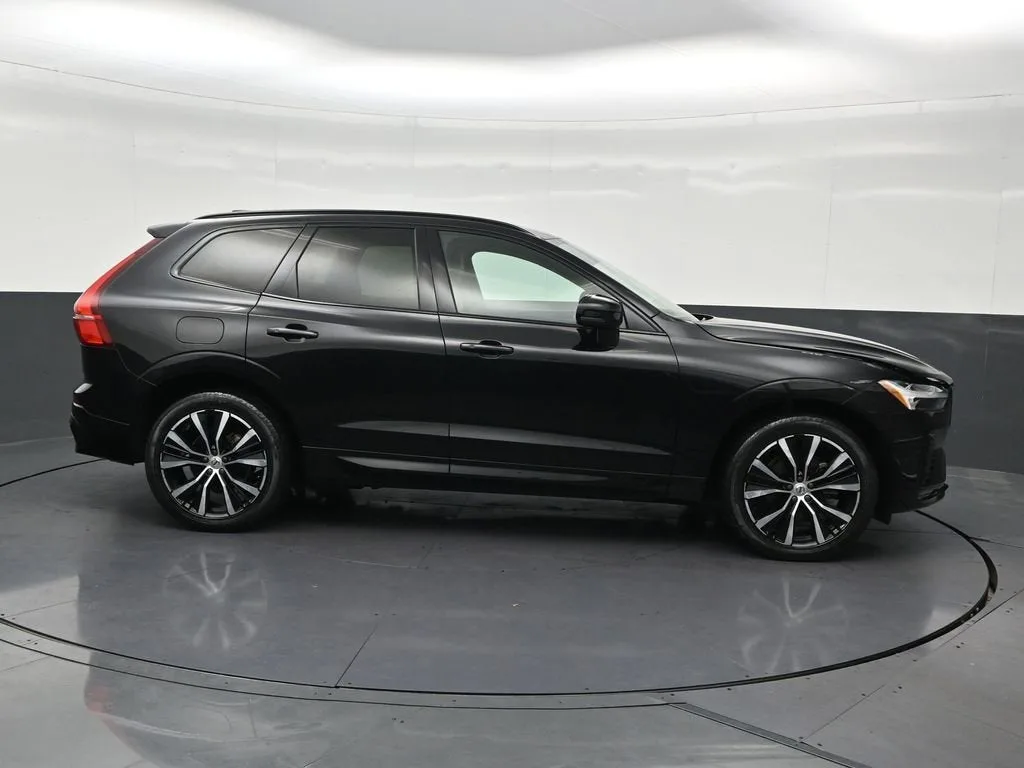 2024 Volvo XC60 B5 Plus Dark Theme photo 7