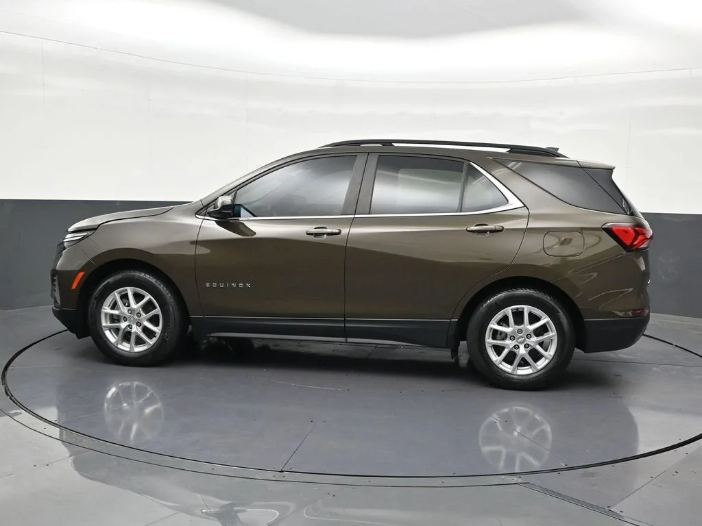 2023 Chevrolet Equinox LT photo 2