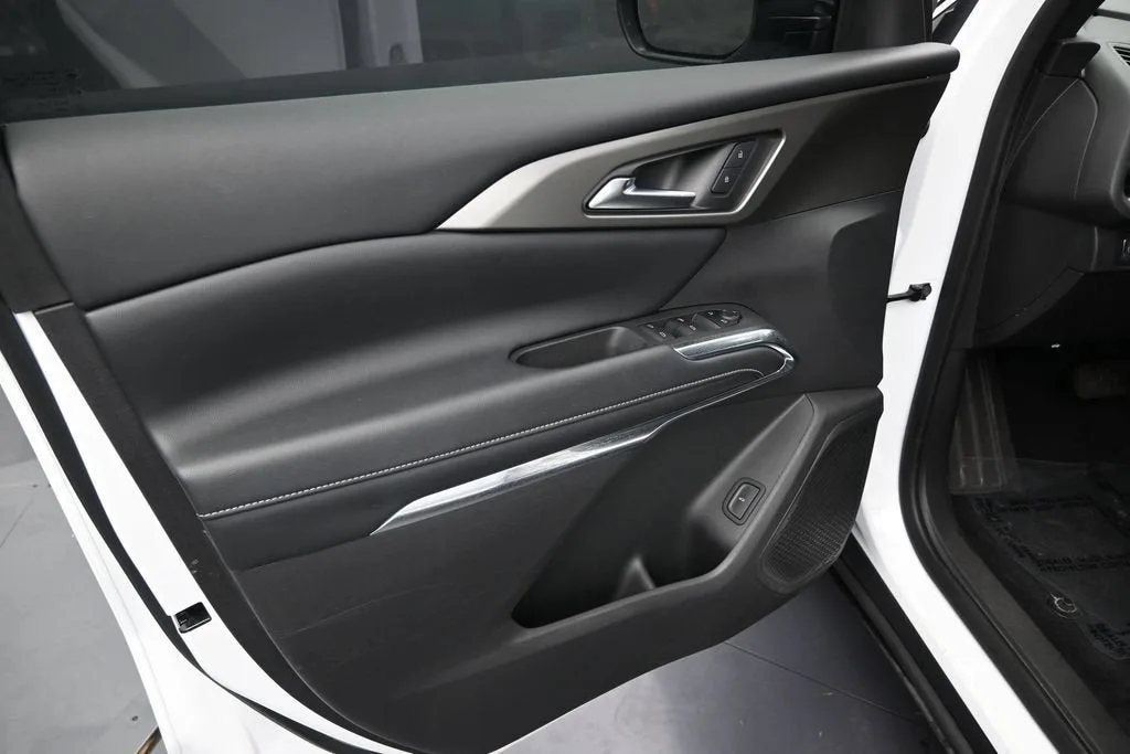 2025 Chevrolet Traverse LT photo 12