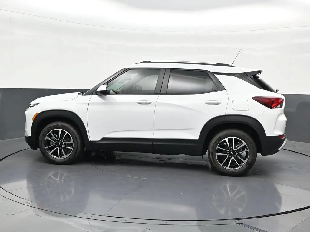 2026 Chevrolet Trailblazer LT photo 2