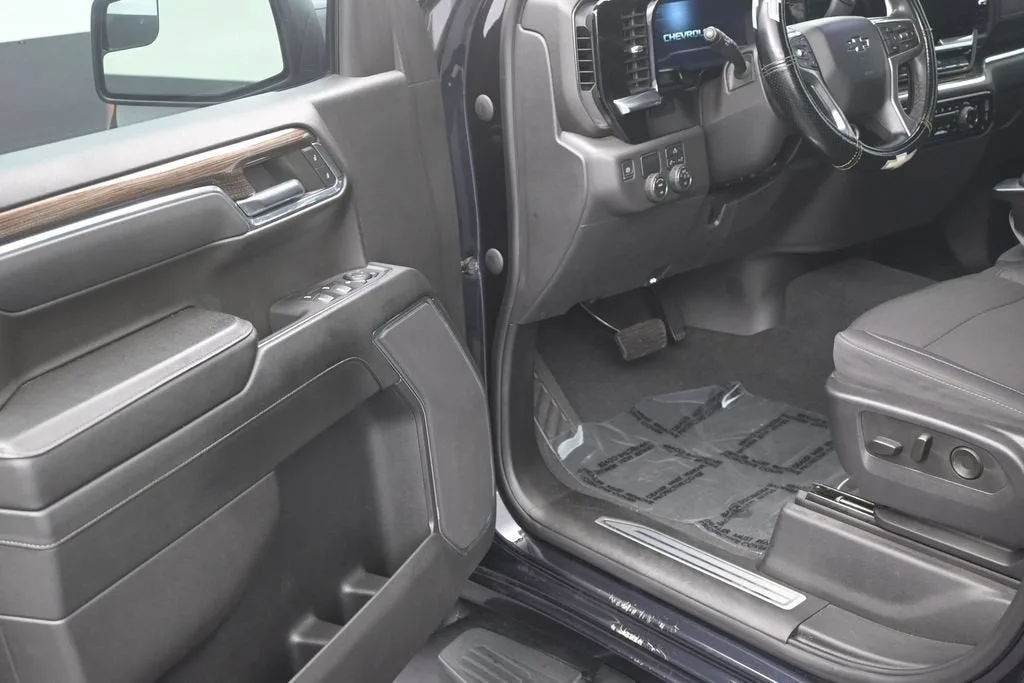 2023 Chevrolet Silverado 1500 RST photo 10