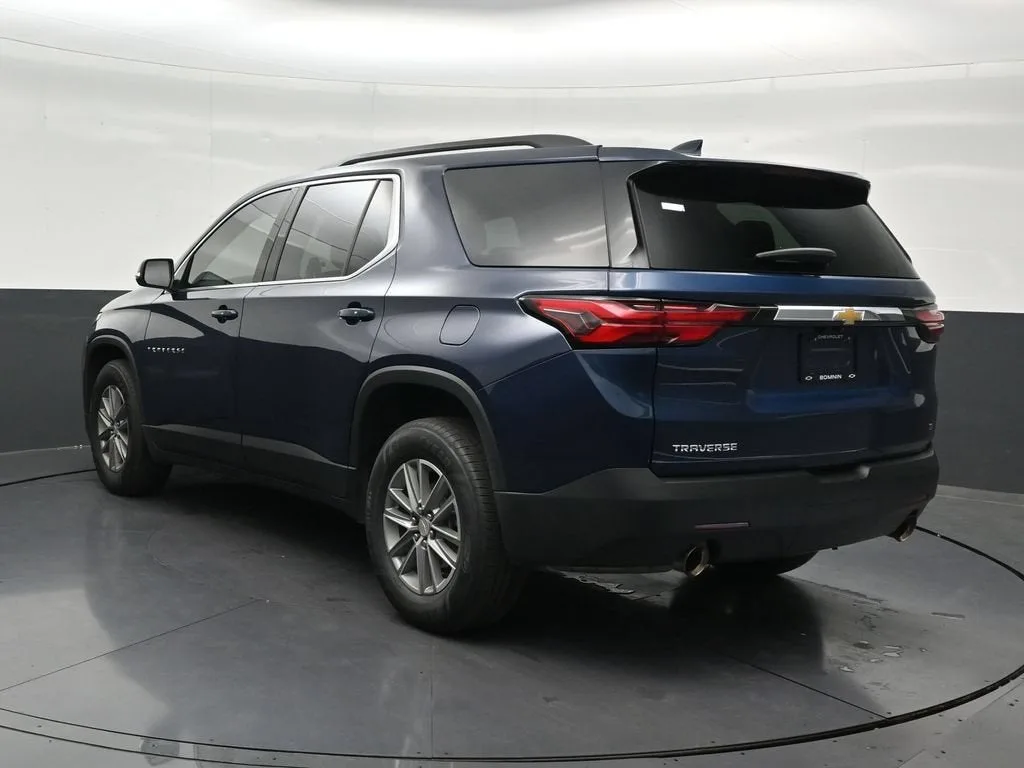 2023 Chevrolet Traverse LT Cloth photo 3