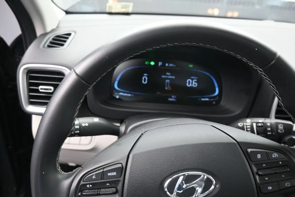 2024 Hyundai Venue SEL photo 12