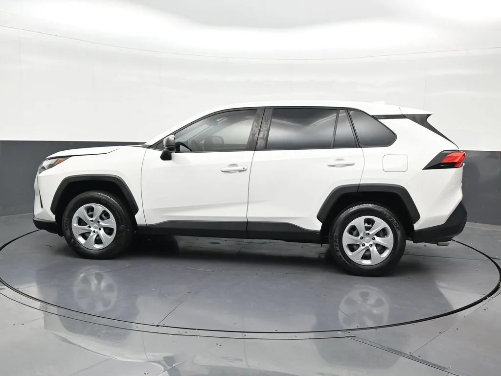 2023 Toyota RAV4 LE photo 2