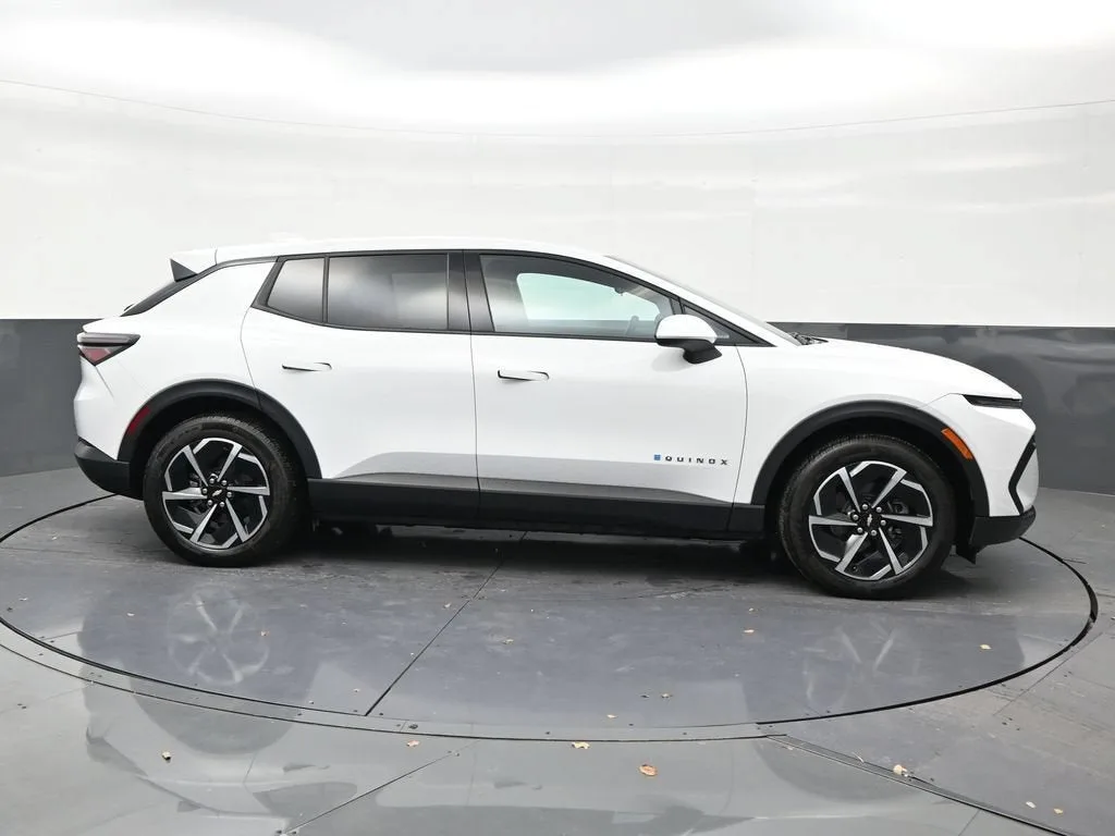 2025 Chevrolet Equinox EV LT photo 6