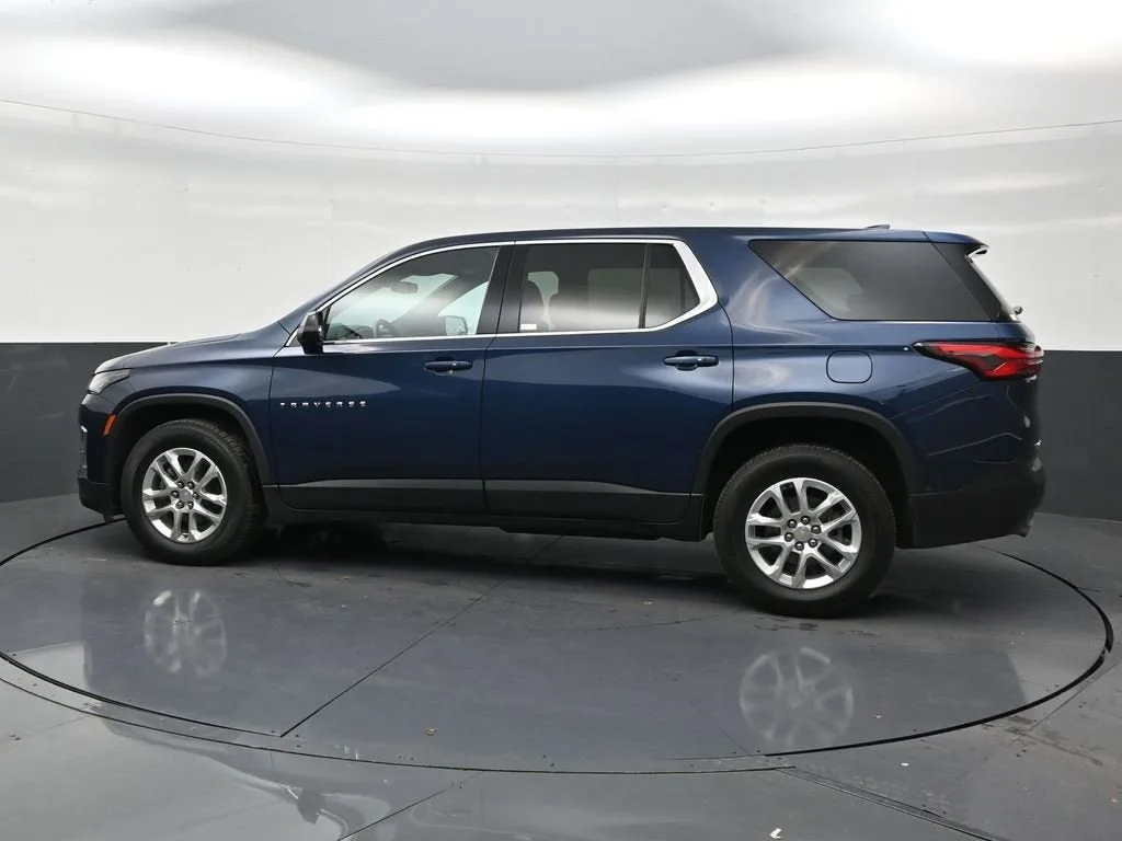 2023 Chevrolet Traverse LS photo 2