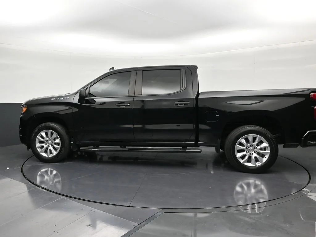 2023 Chevrolet Silverado 1500 Custom photo 2