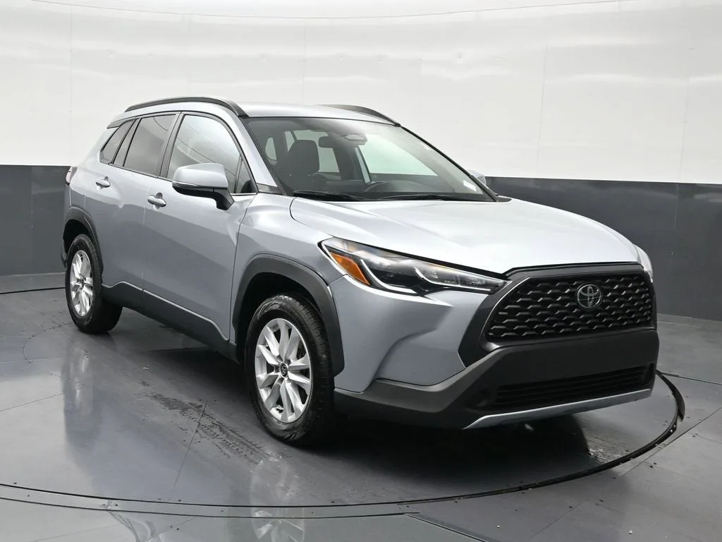 2024 Toyota Corolla Cross LE photo 8