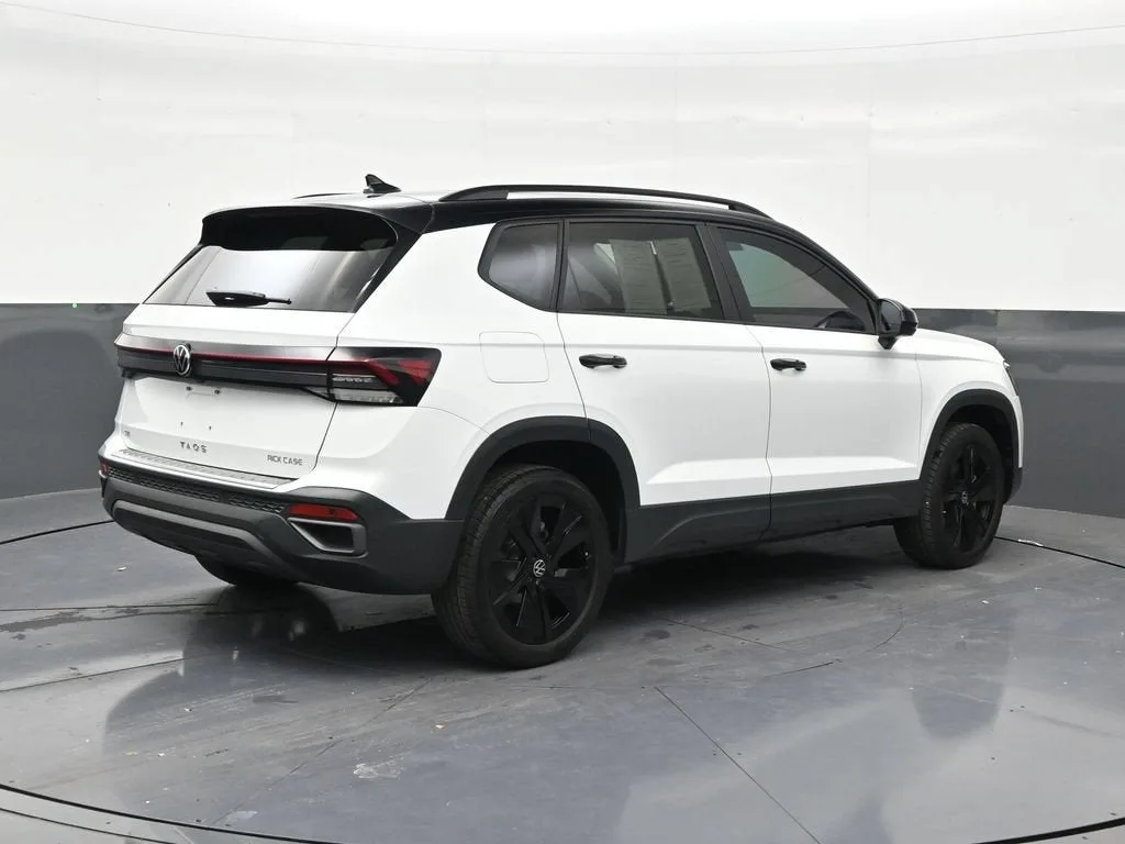 2025 Volkswagen Taos 1.5T SE Black photo 5