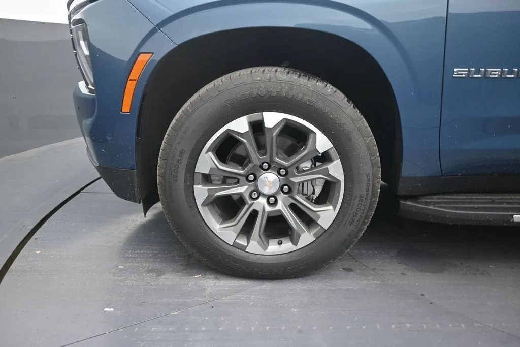 2025 Chevrolet Suburban LT photo 9