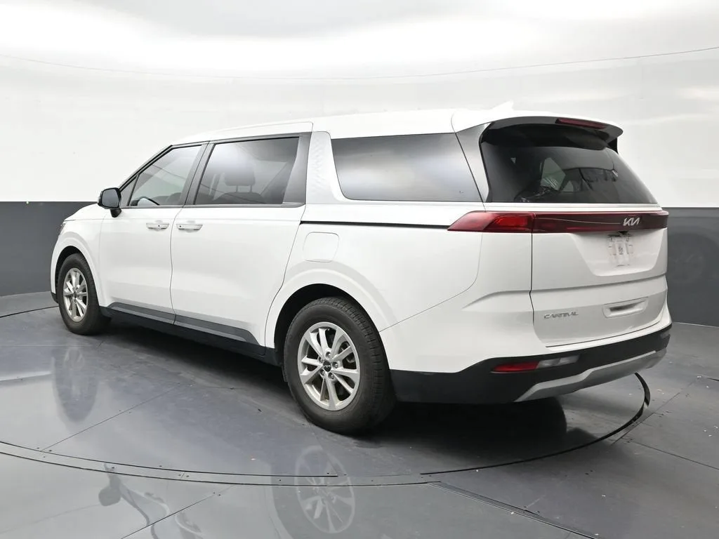 2024 Kia Carnival MPV LX photo 3