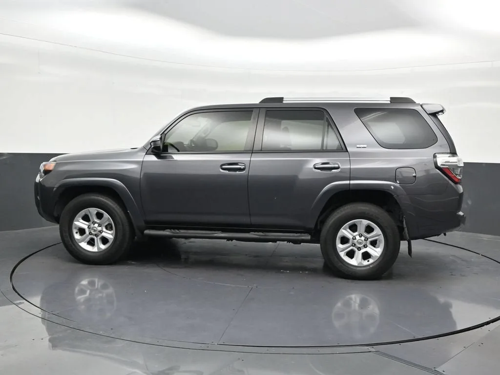 2022 Toyota 4Runner SR5 photo 2