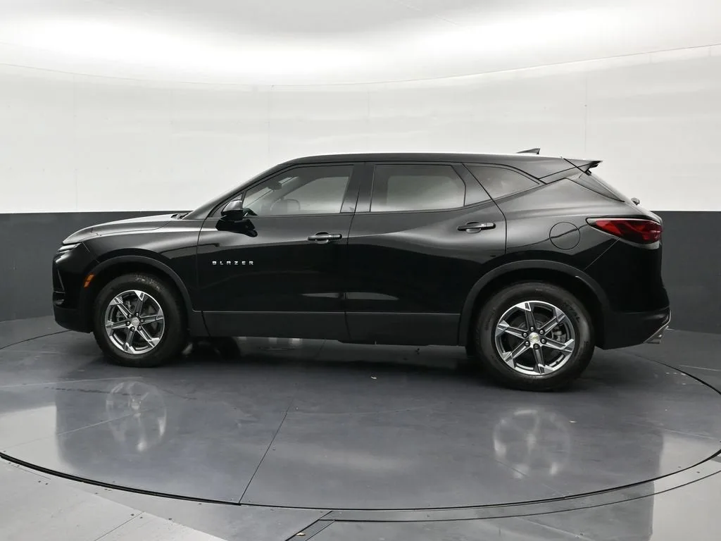 2023 Chevrolet Blazer LT photo 2