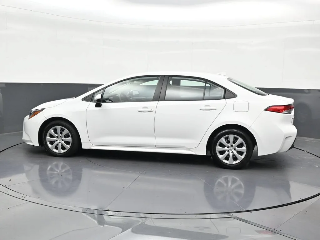 2023 Toyota Corolla LE photo 2
