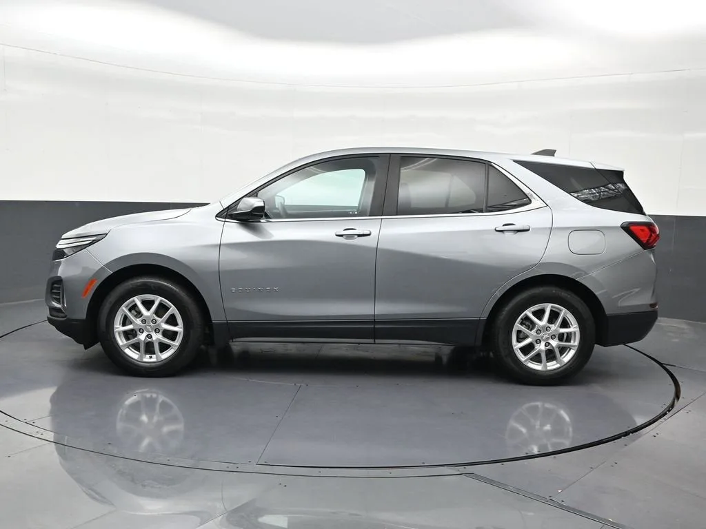 2023 Chevrolet Equinox LT photo 2