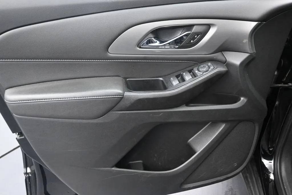 2023 Chevrolet Traverse LT Cloth photo 11