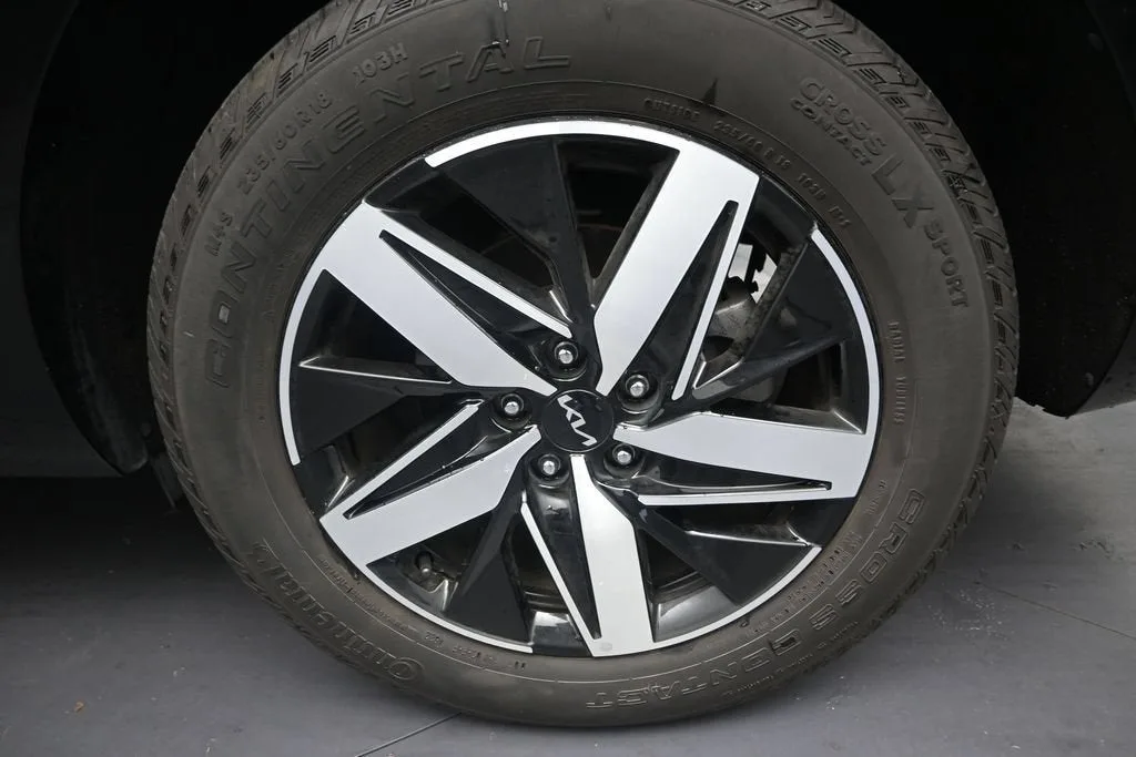 2023 Kia Sorento S photo 10
