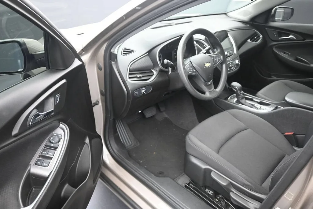 2025 Chevrolet Malibu LS photo 10