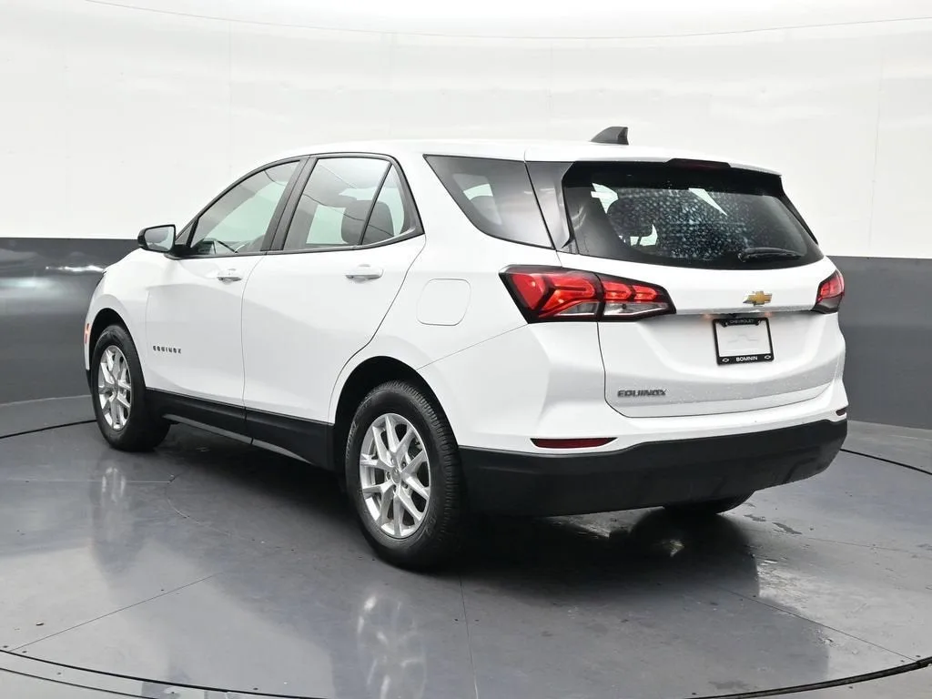 2022 Chevrolet Equinox LS photo 3