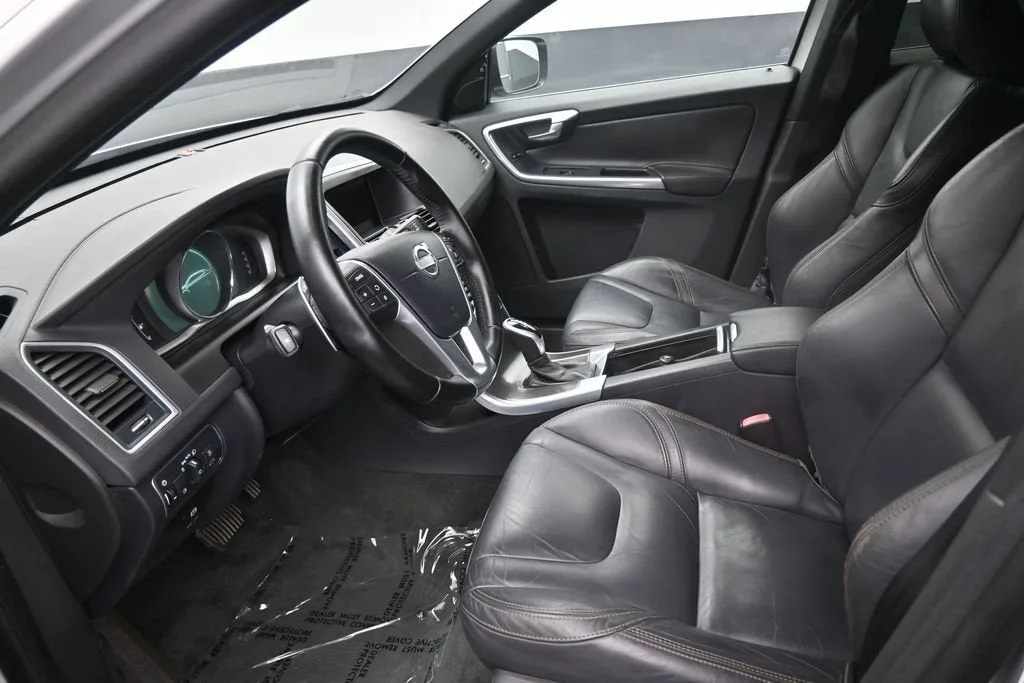 2015 Volvo XC60 T6 Premier Plus photo 11