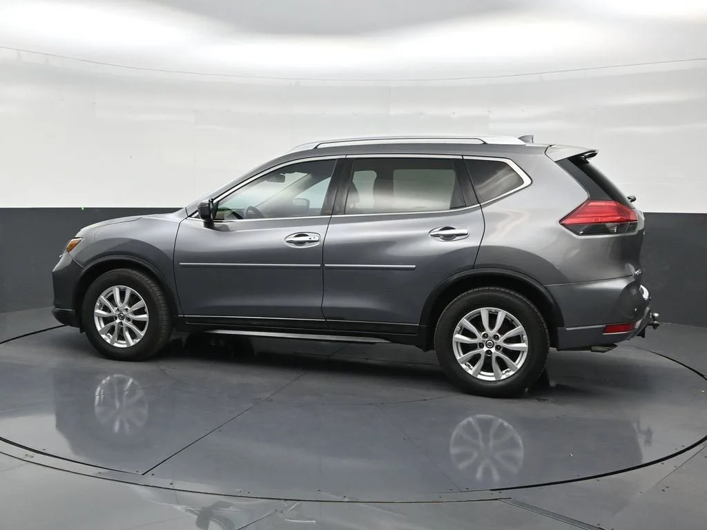 2017 Nissan Rogue SV photo 2