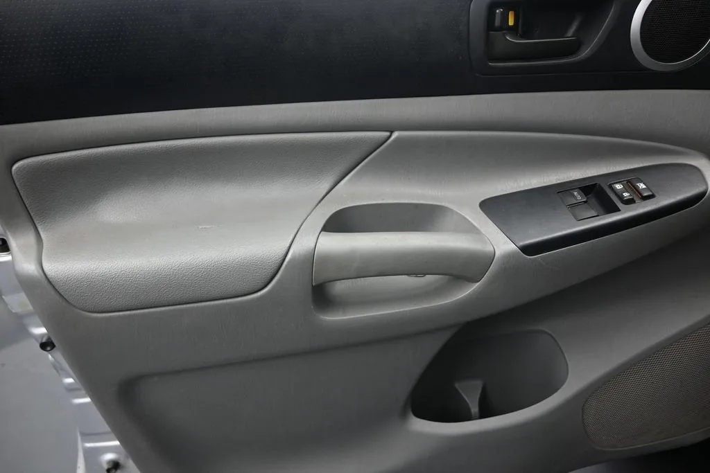 2013 Toyota Tacoma PreRunner V6 photo 11