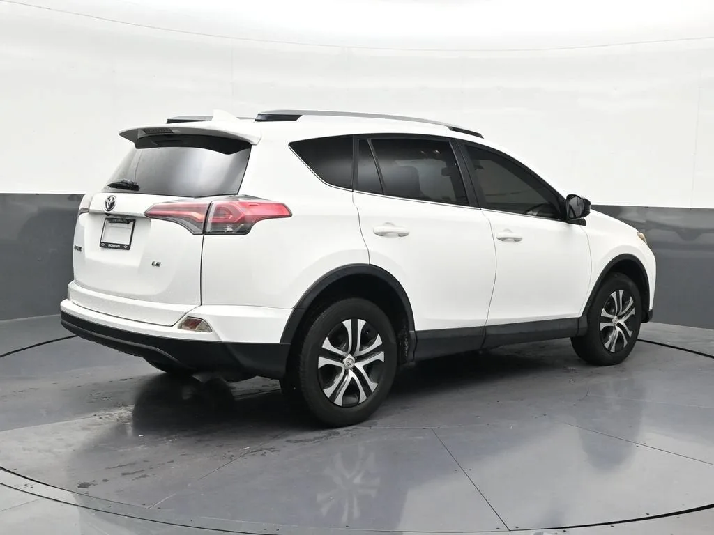 2018 Toyota RAV4 LE photo 5