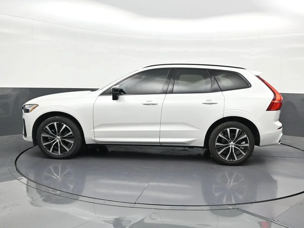 2024 Volvo XC60 B5 Plus Dark Theme photo 2