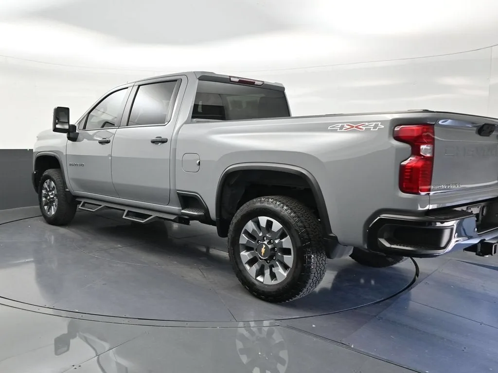 2025 Chevrolet Silverado 2500 HD Custom photo 3