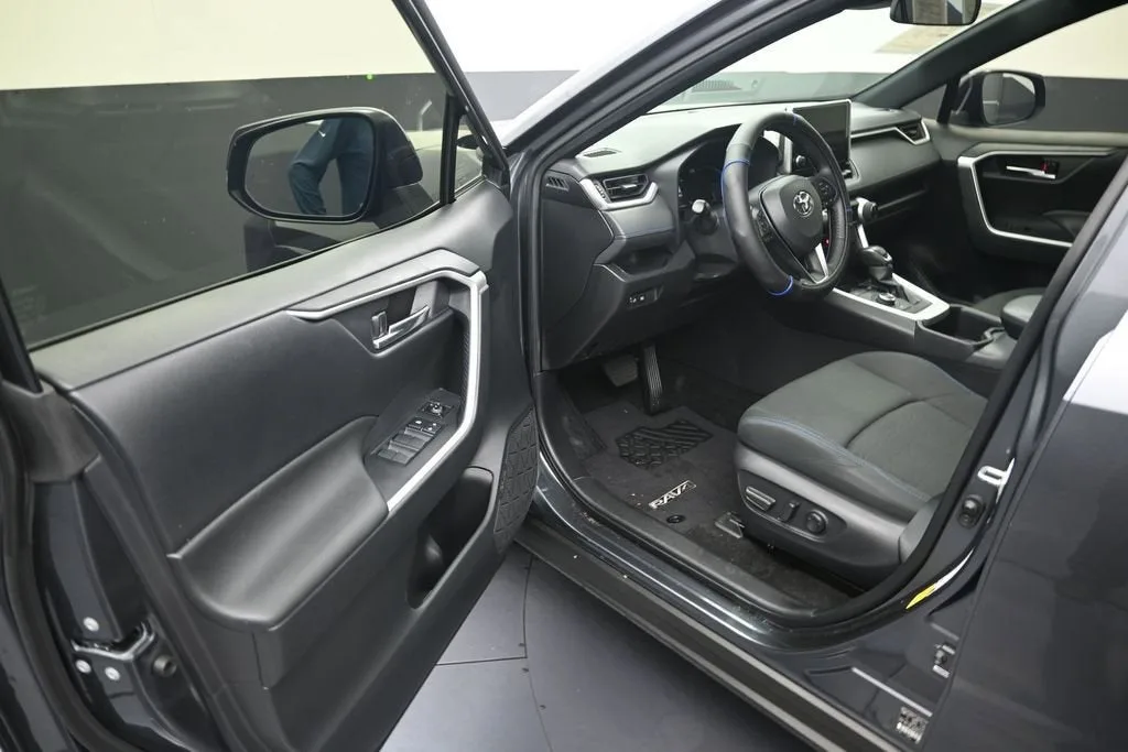 2023 Toyota RAV4 Hybrid SE photo 10