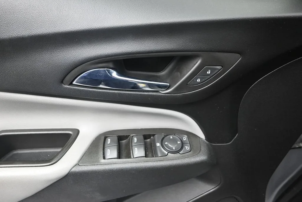 2023 Chevrolet Equinox LS photo 11