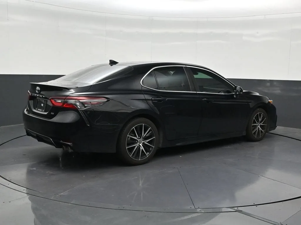 2022 Toyota Camry SE photo 5